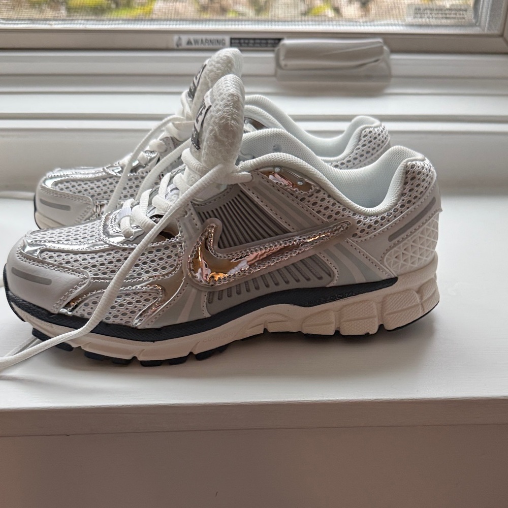 Nike Vomero 5 size 8